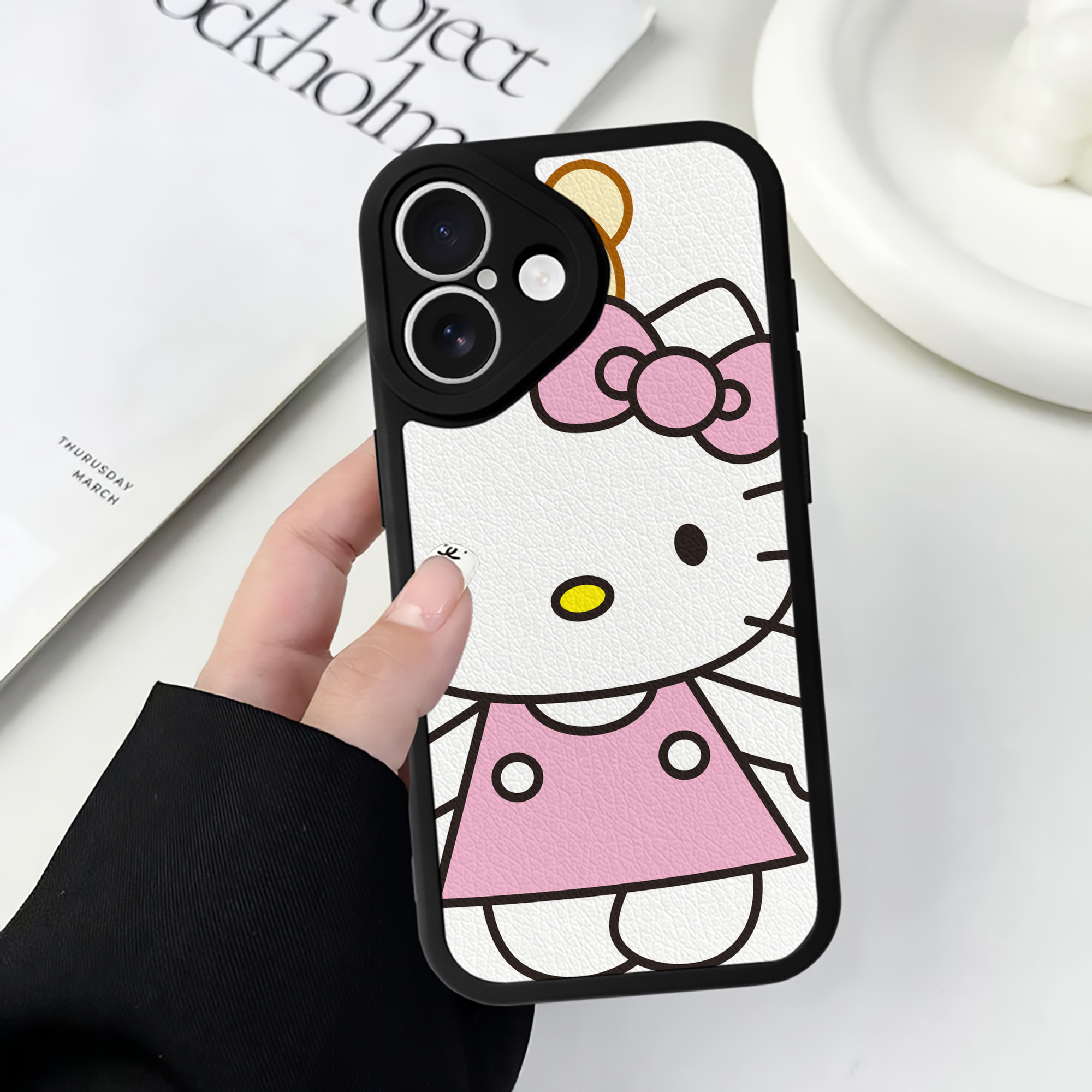 （画像用） Hello Kitty ハローキティ 【iPhone 16シリーズ対応】シリコンスマホケース（レザー調） 材質：シリコン
